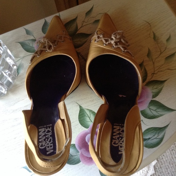 FABULOUS Gianni Versace Leather Slingback Heels💎 - Picture 3 of 4